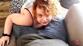 Секс на кроватки с татуированной девахой с длинными волосками